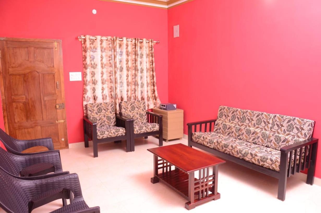 Coorg Girinivas Homestay 102 Madikeri Bagian luar foto